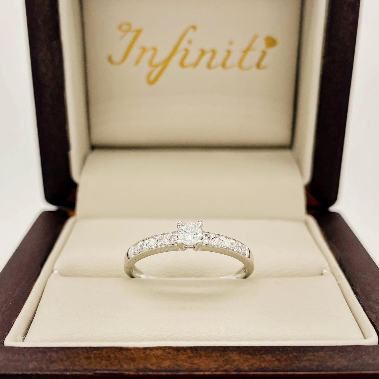 Anillo Oro Blanco 14k - Pavé con Diamante Natural 0.30 CTW