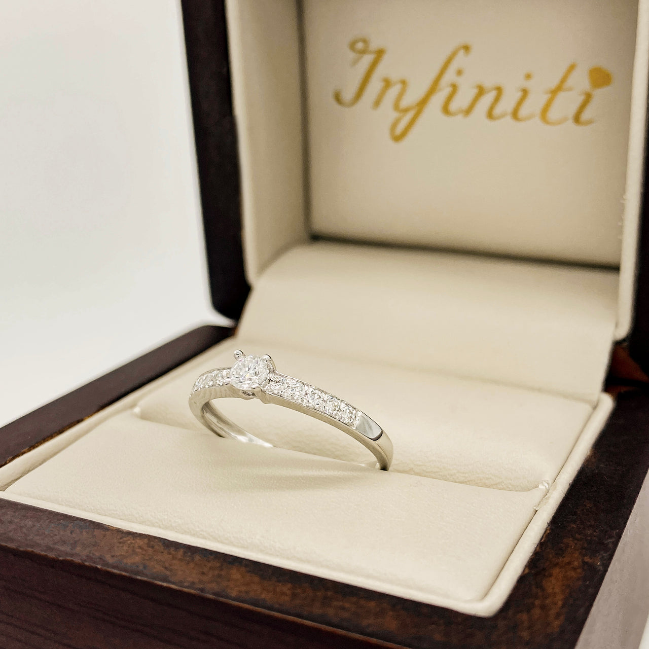Anillo Oro Blanco 14k - Pavé con Diamante Natural 0.30 CTW