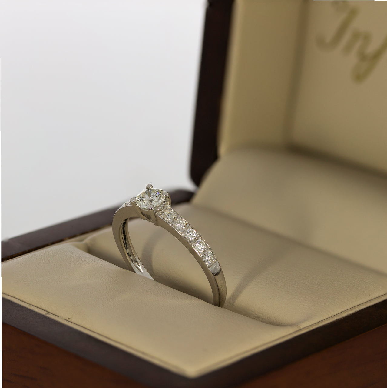 Anillo Oro Blanco 14k - Pavé con Diamante Natural 0.47 CTW