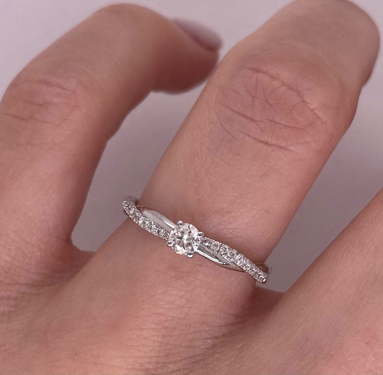 Anillo Oro Blanco 14k - Trenzado con Diamante Natural 0.20 CTW