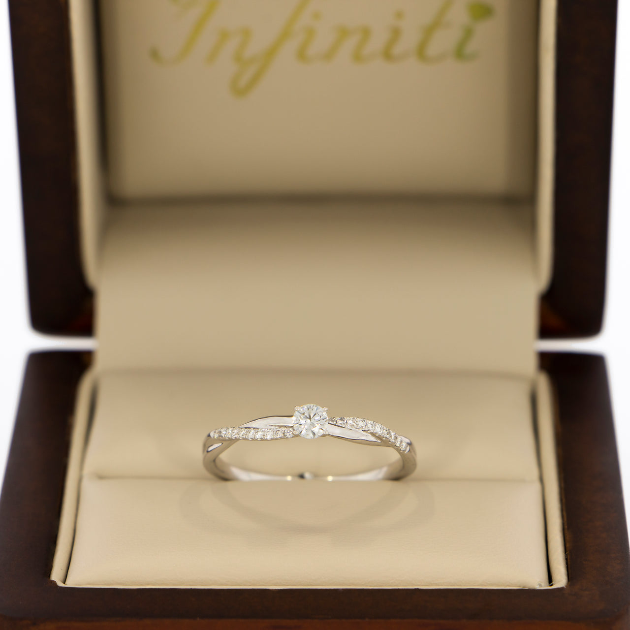 Anillo Oro Blanco 14k - Trenzado con Diamante Natural 0.20 CTW