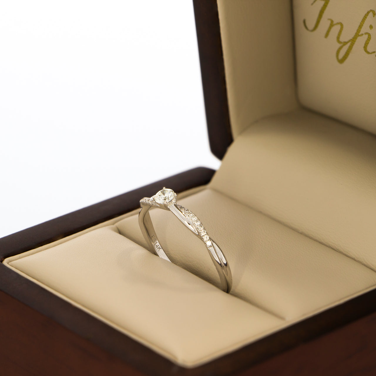 Anillo Oro Blanco 14k - Trenzado con Diamante Natural 0.20 CTW