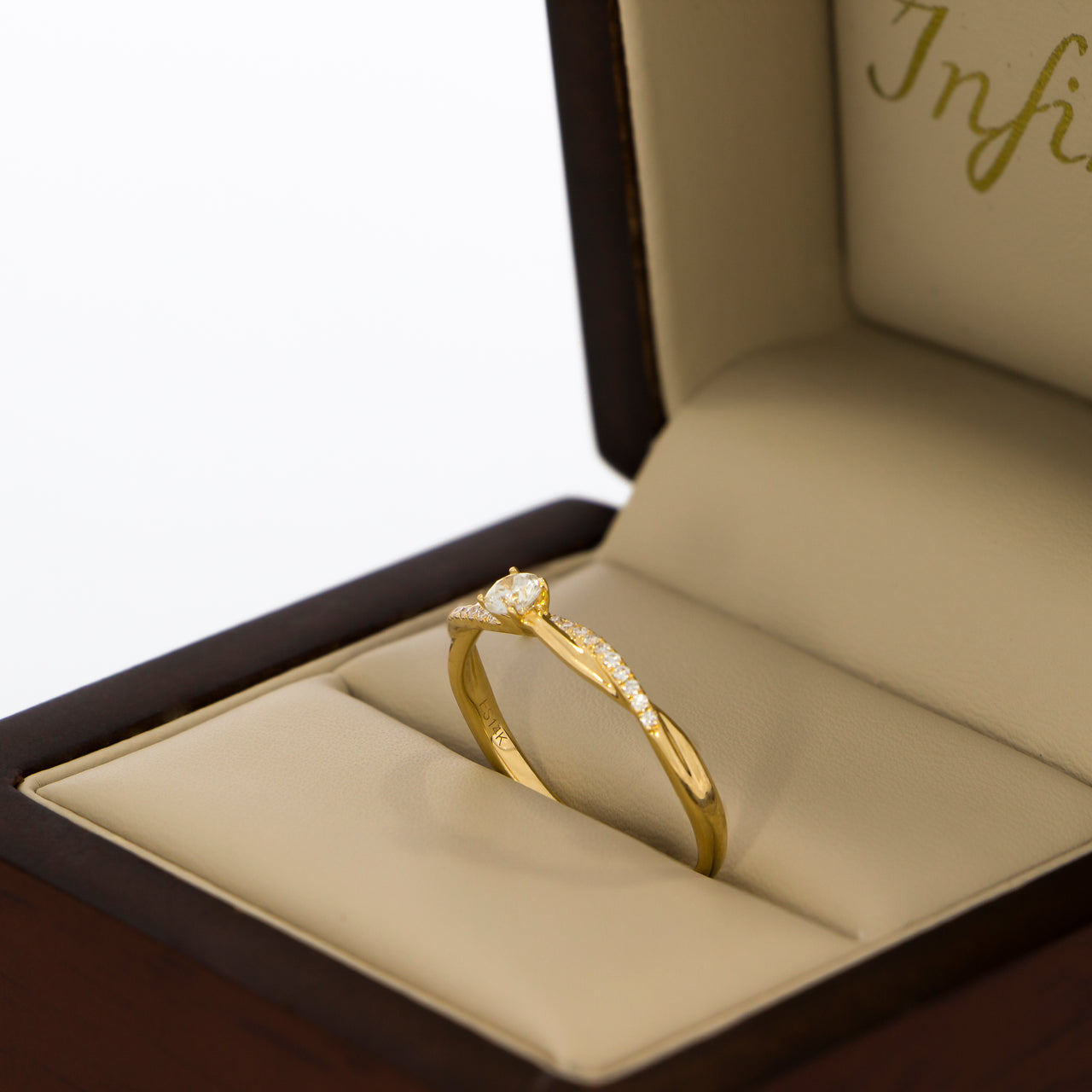 Anillo Oro 14k - Trenzado con Diamante Natural 0.20 CTW