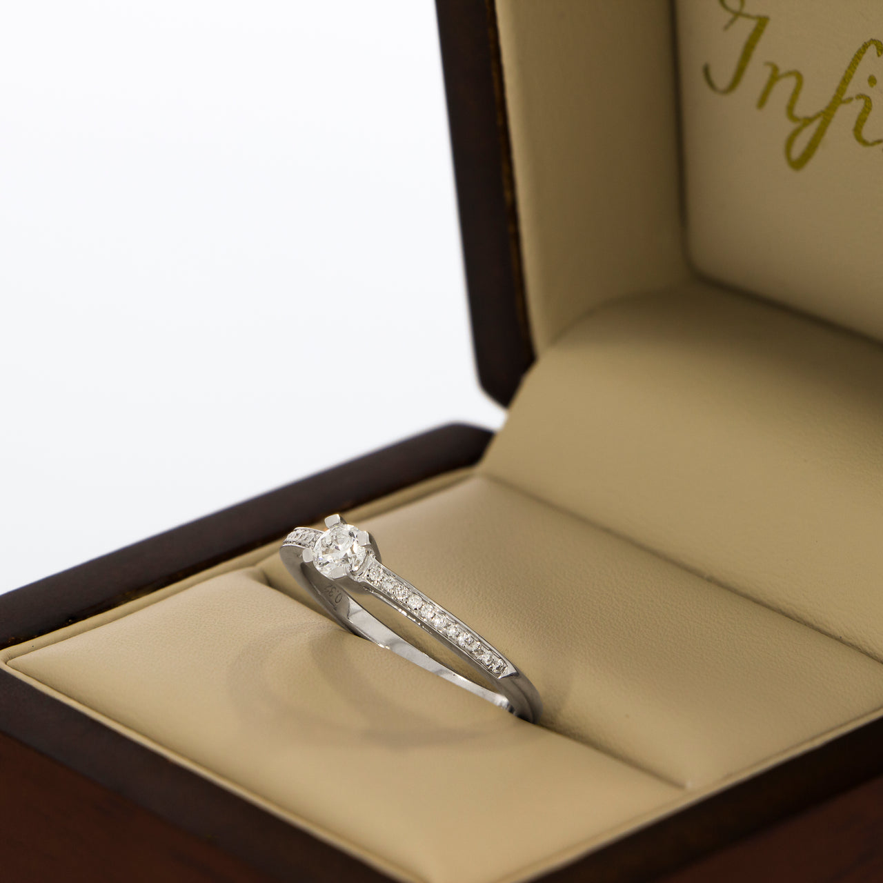 Anillo Oro Blanco 14k - Pavé con Diamante Natural 0.33 CTW