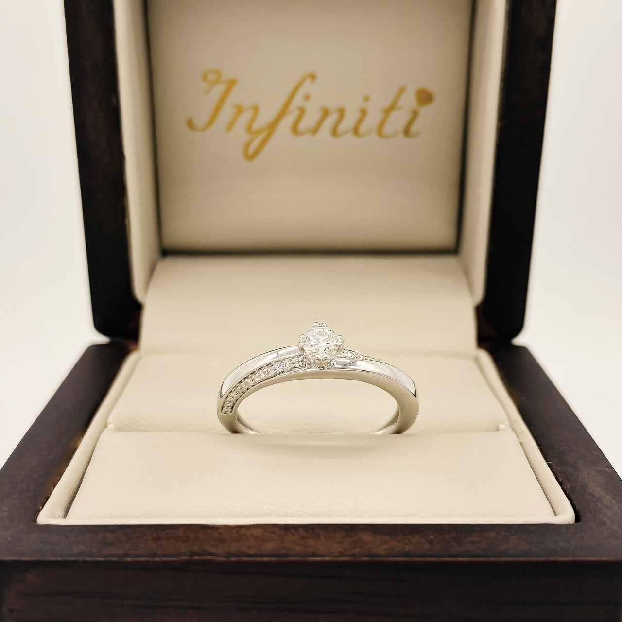 Anillo Oro Blanco 14k - Pavé con Diamante Natural 0.24 CTW