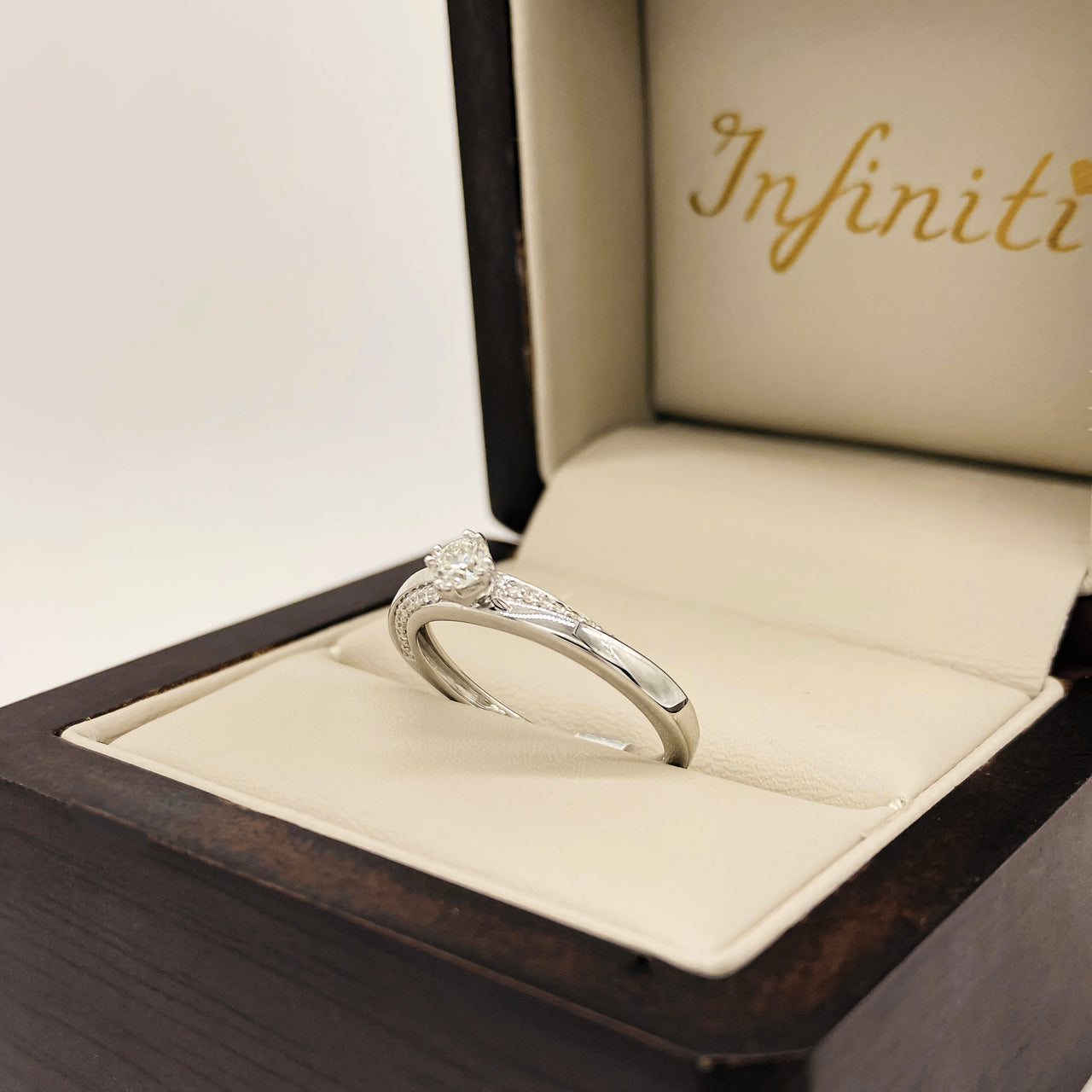 Anillo Oro Blanco 14k - Pavé con Diamante Natural 0.24 CTW