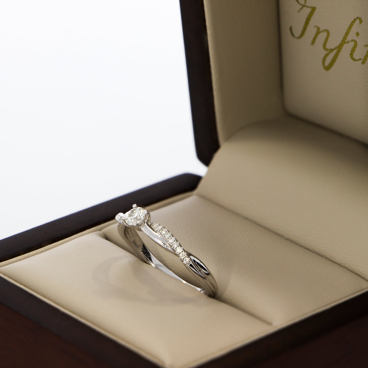Anillo Oro Blanco 14k - Trenzado con Diamante Natural 0.27 CTW