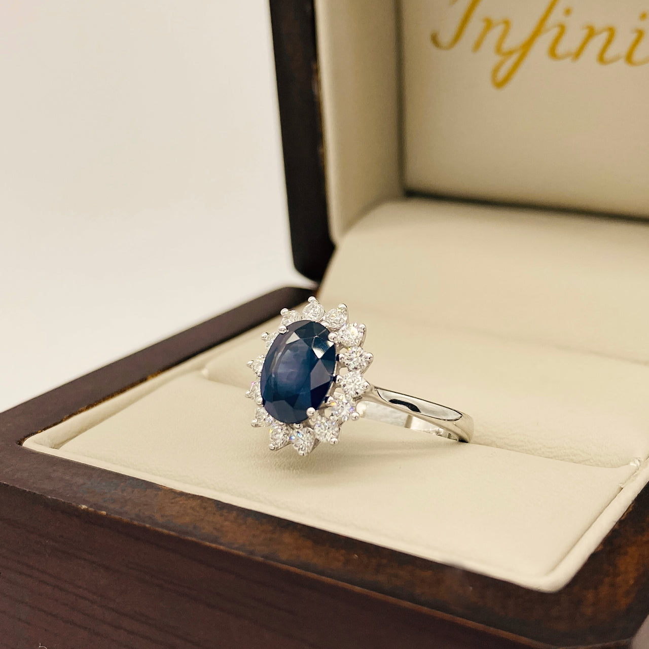 Anillo Oro Blanco 14k - Halo Zafiro con Diamante Natural 1.92 CTW