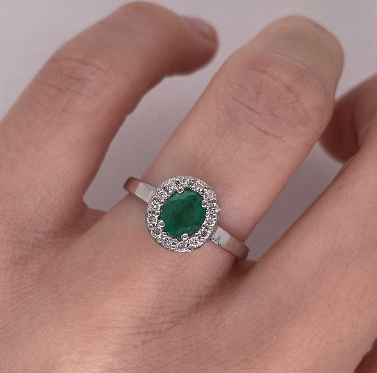 Anillo Oro Blanco 14k - Halo Esmeralda con Diamante Natural 0.77 CTW