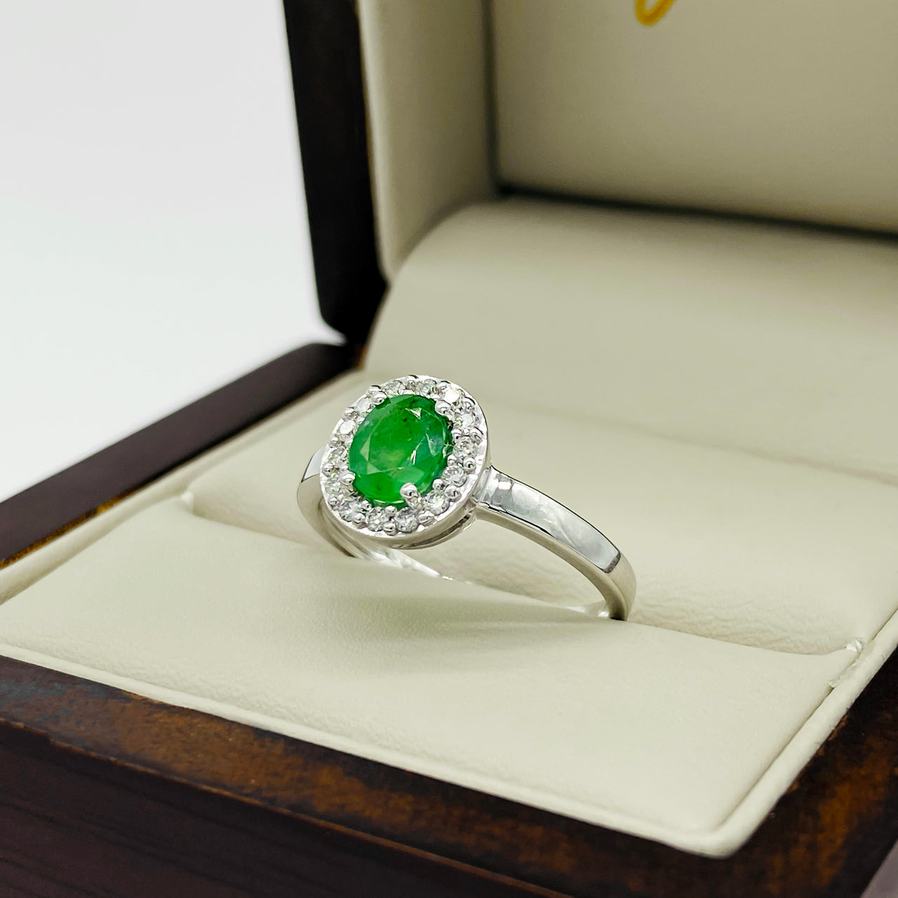 Anillo Oro Blanco 14k - Halo Esmeralda con Diamante Natural 0.77 CTW