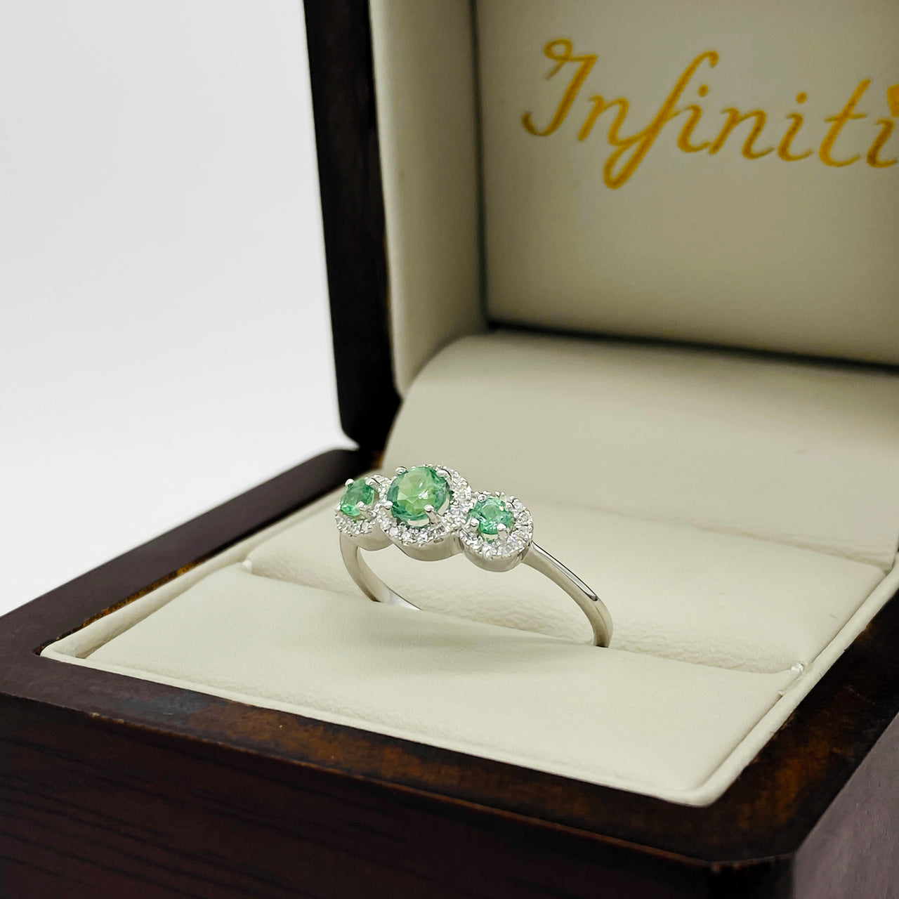 Anillo Oro Blanco 14k - Tres Esmeraldas en Halo con Diamante Natural  0.53 CTW