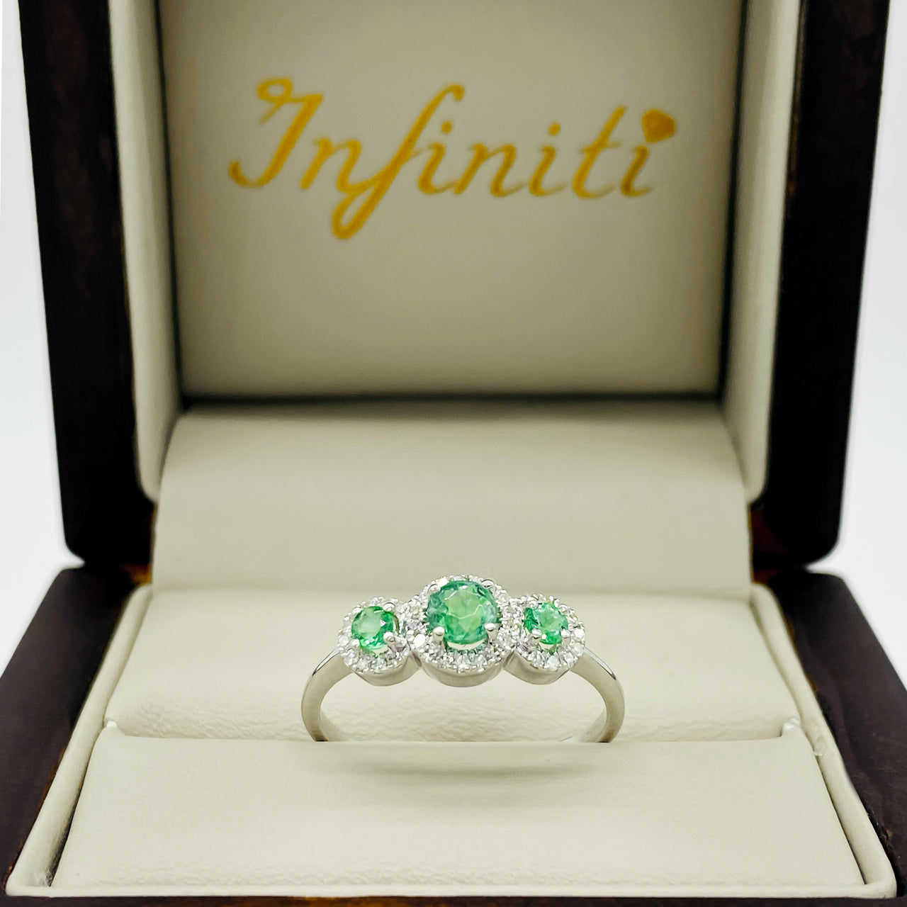 Anillo Oro Blanco 14k - Tres Esmeraldas en Halo con Diamante Natural  0.53 CTW