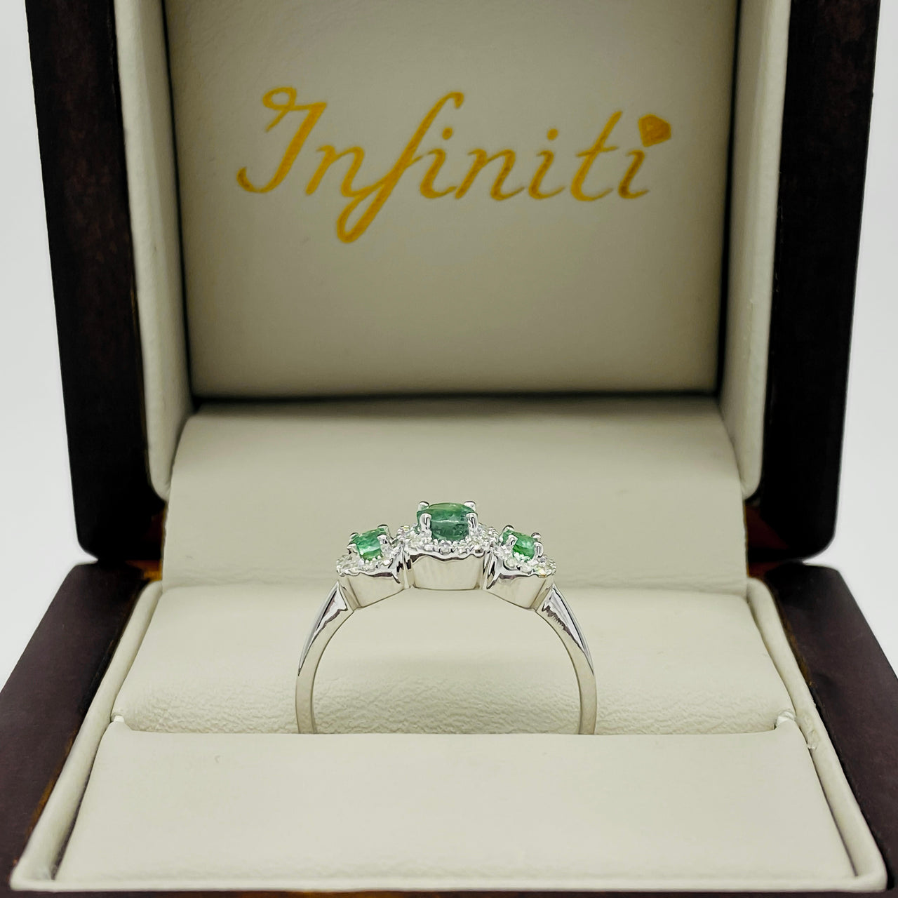 Anillo Oro Blanco 14k - Tres Esmeraldas en Halo con Diamante Natural  0.53 CTW