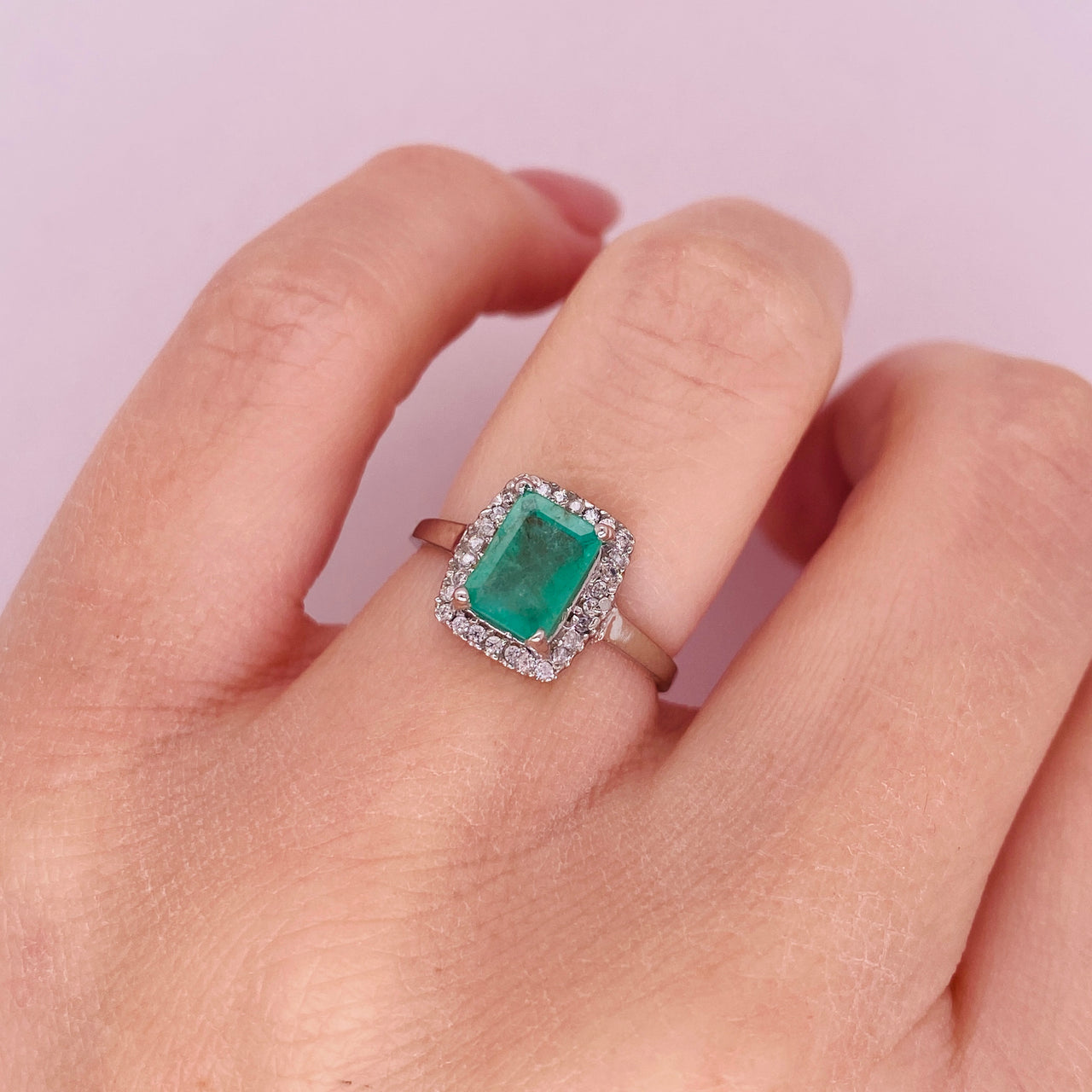 Anillo Oro Blanco 14k - Halo Esmeralda Natural 1.85 ct con Zirconias