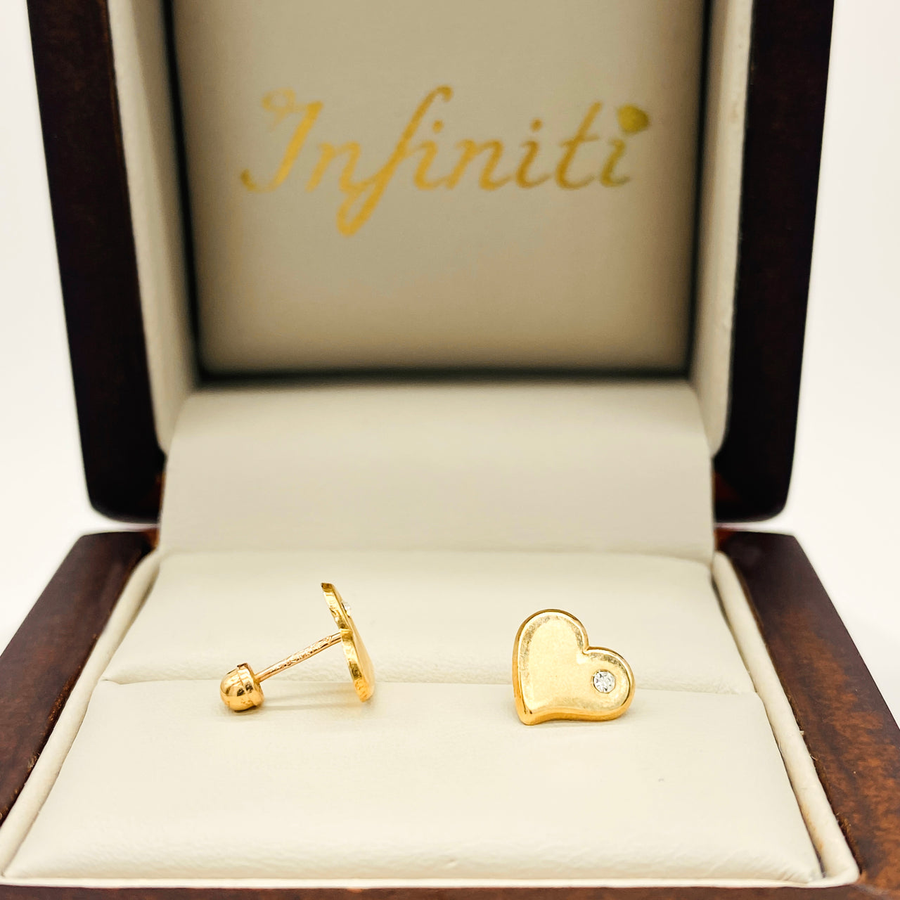 Broquel Corazón con Zirconia, Oro 10k