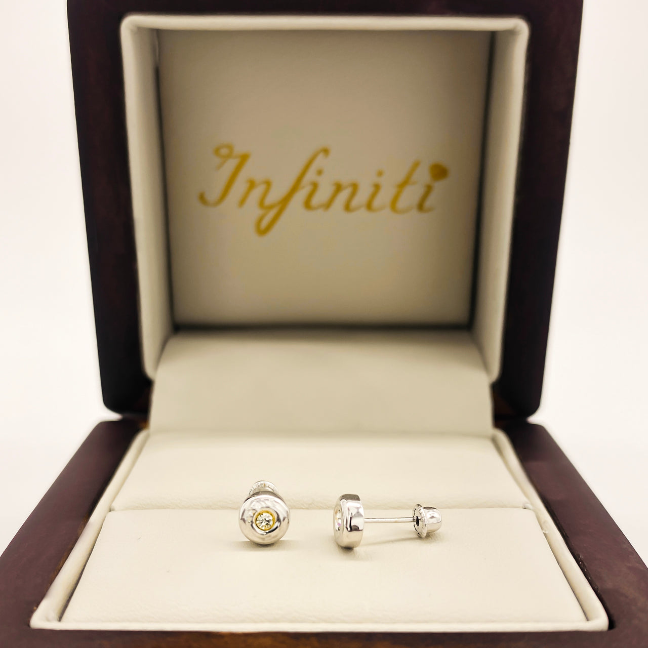 Broquel cí­rculo con Zirconia, Oro Blanco 10k