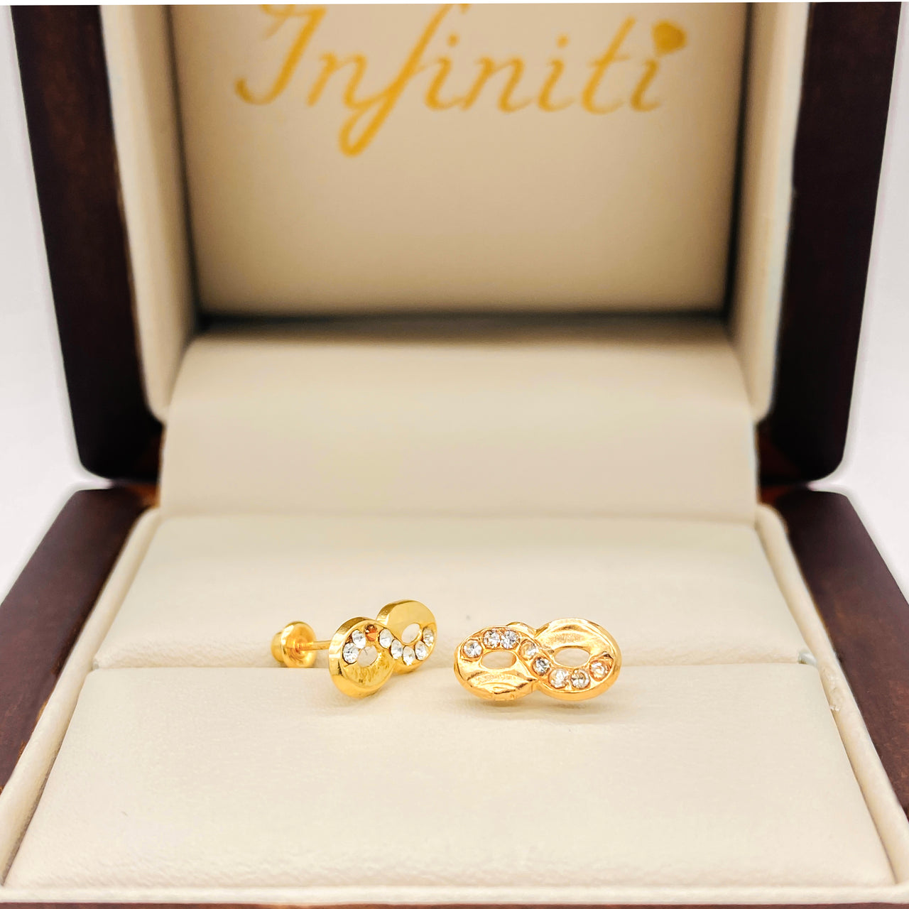 Broquel Infinito con Zirconias, Oro 10k