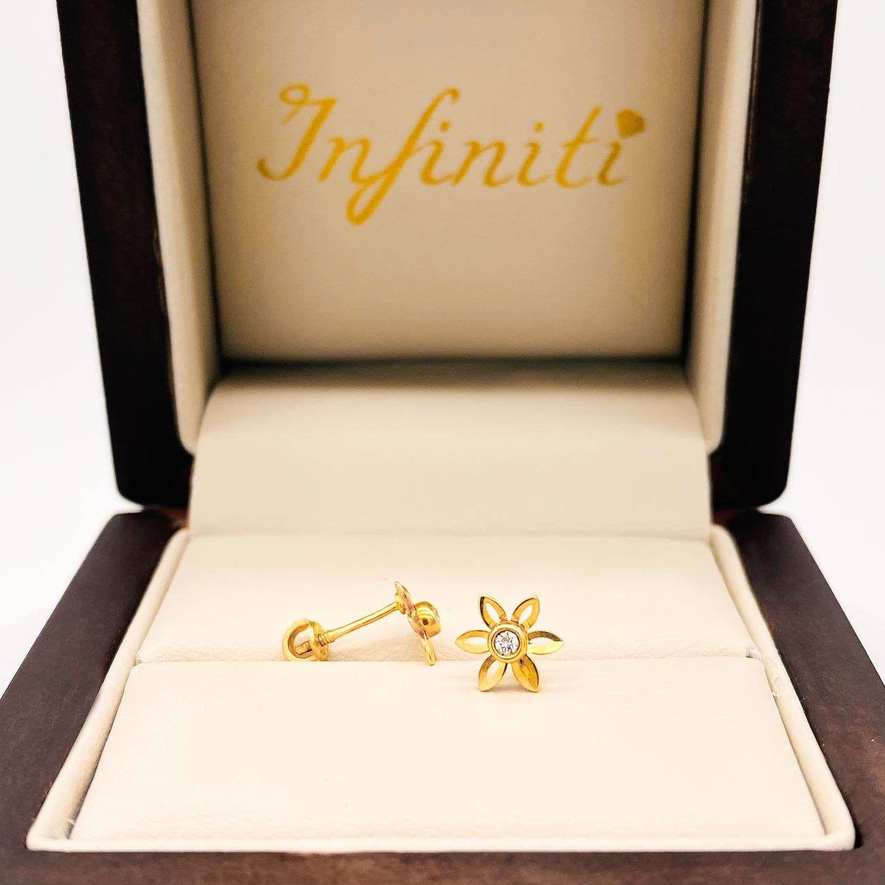 Broquel flor Calada con Zirconias, Oro 10k