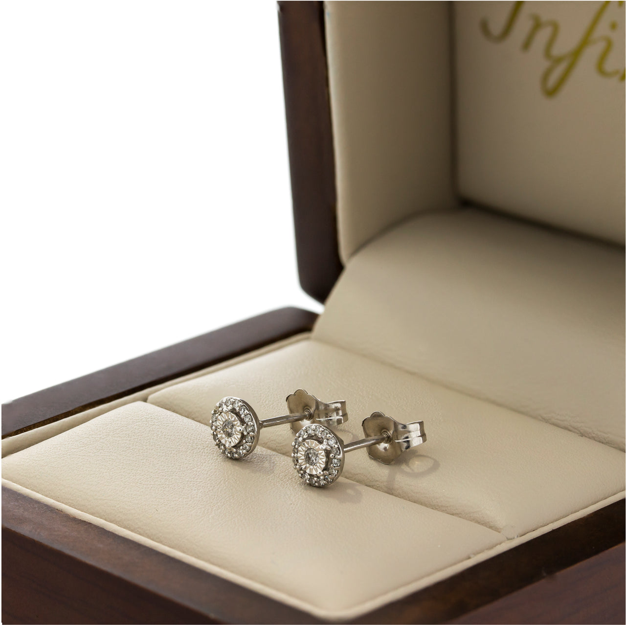 Broquel Oro Blanco 14k - Diamantes con un Peso Total de 8 Puntos
