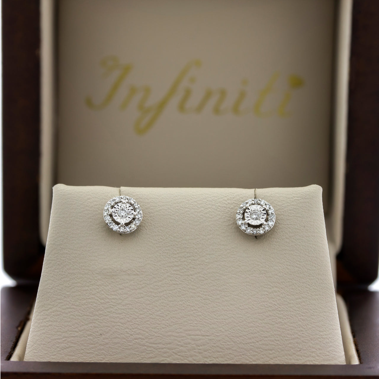Broquel Oro Blanco 14k - Diamantes con un Peso Total de 8 Puntos