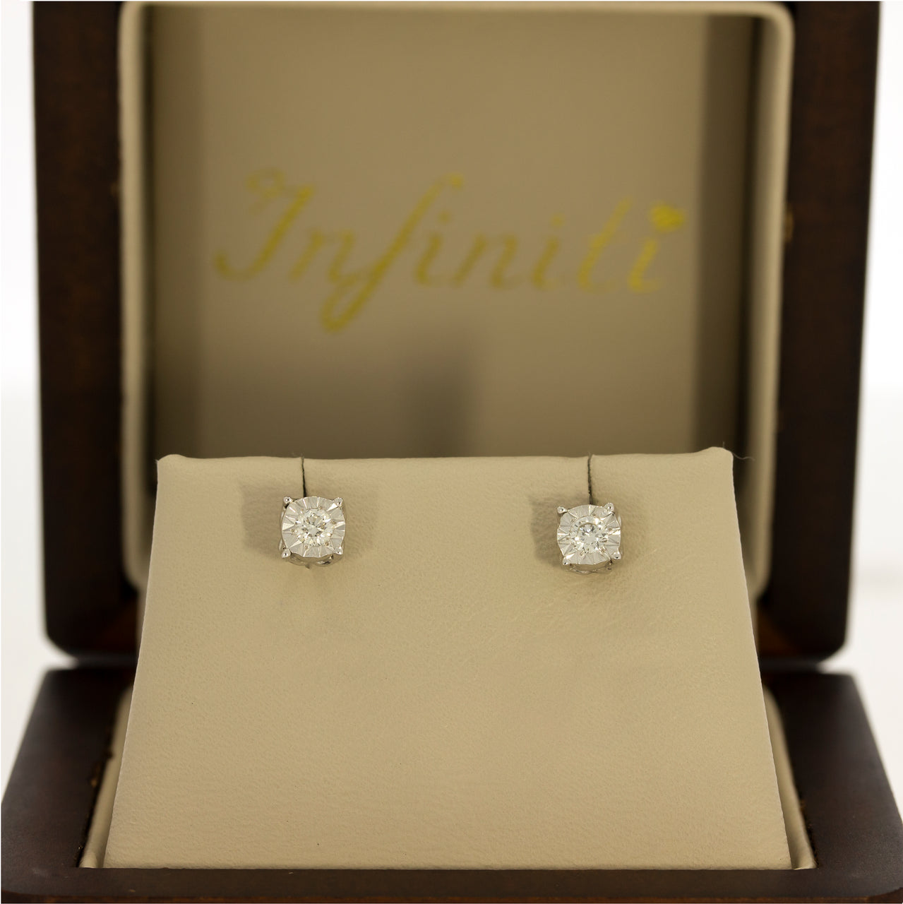 Broquel Oro Blanco 14k - Diamantes con un Peso Total de 25 Puntos