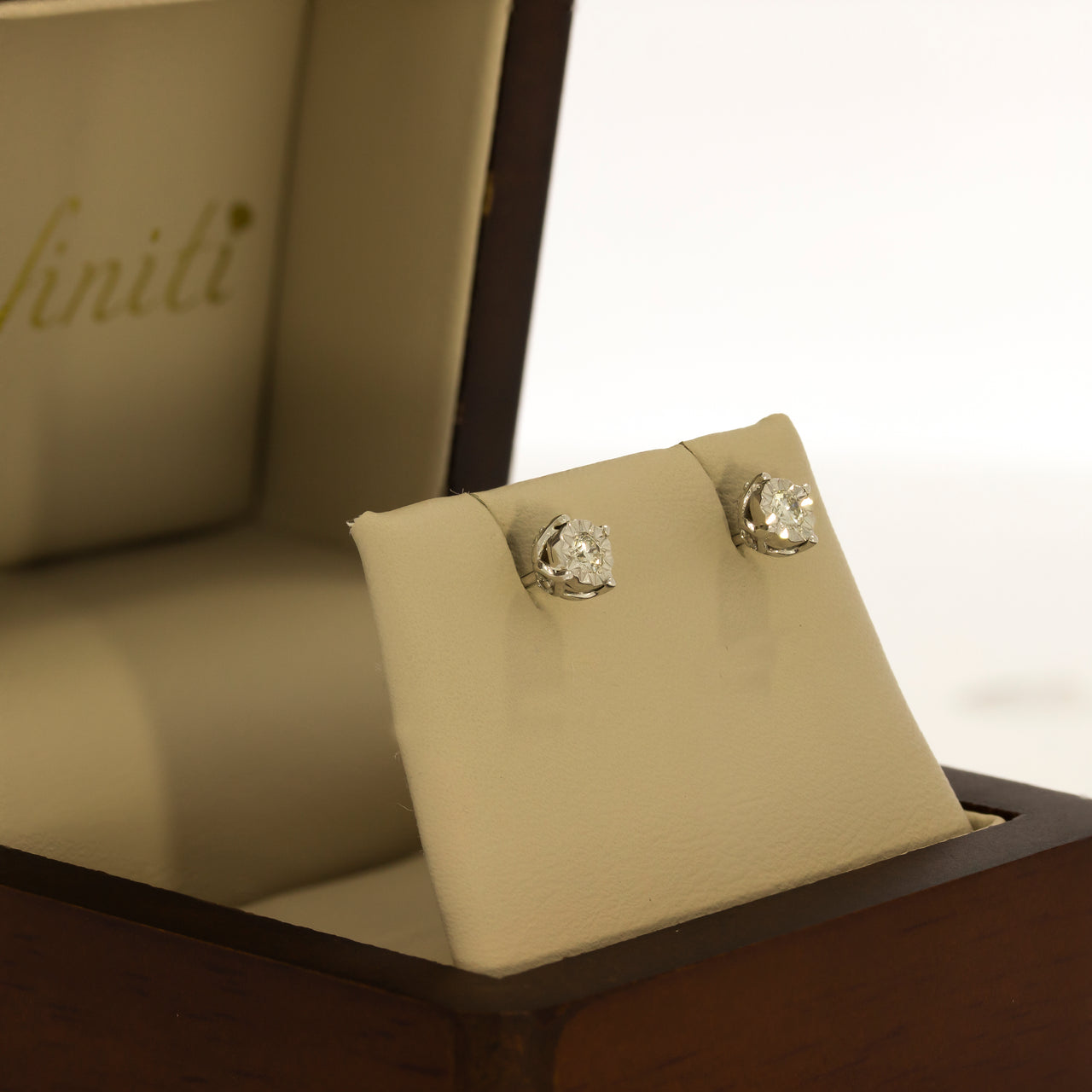 Broquel Oro Blanco 14k - Diamantes con un Peso Total de 25 Puntos
