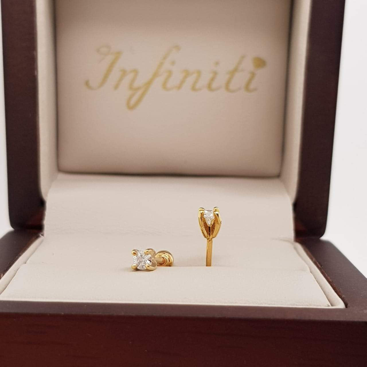 Broquel Oro Amarillo 18k, Diamante de 6 Puntos Totales - Infiniti Joyas