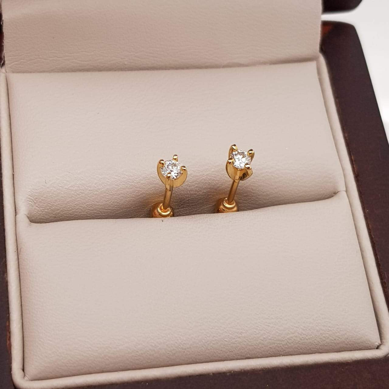 Broquel Oro Amarillo 18k, Diamante de 6 Puntos Totales - Infiniti Joyas
