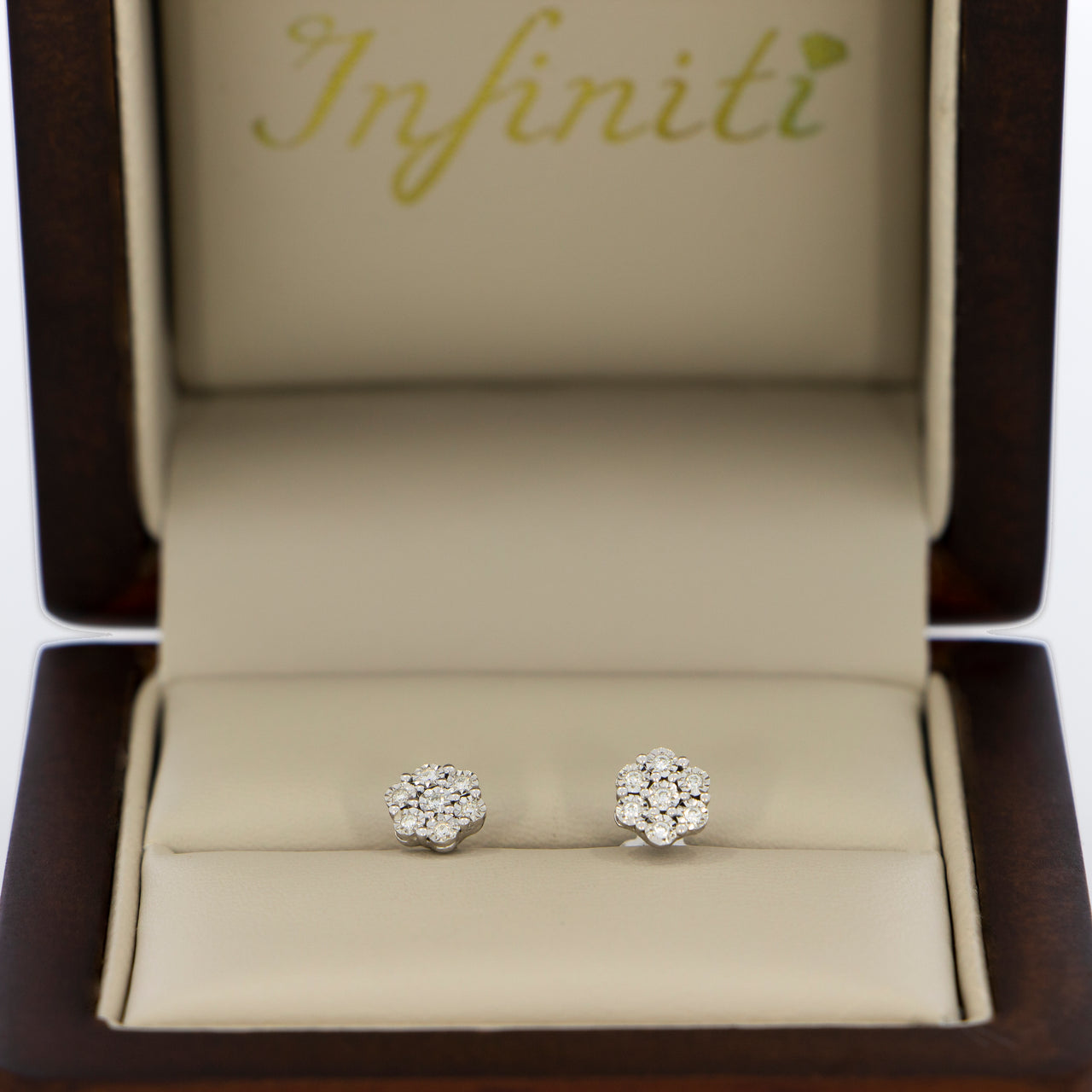 Broquel Oro Blanco 14k - Flor con Diamantes con un Peso Total de 6 Puntos