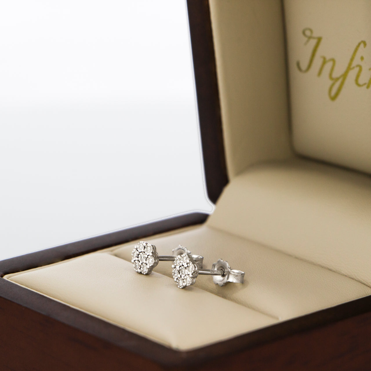 Broquel Oro Blanco 14k - Flor con Diamantes con un Peso Total de 6 Puntos
