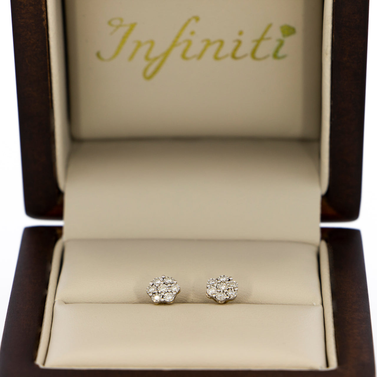 Broquel Oro 14k - Flor con Diamantes con un Peso Total de 6 Puntos