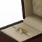 Broquel Oro 14k - Flor con Diamantes con un Peso Total de 6 Puntos