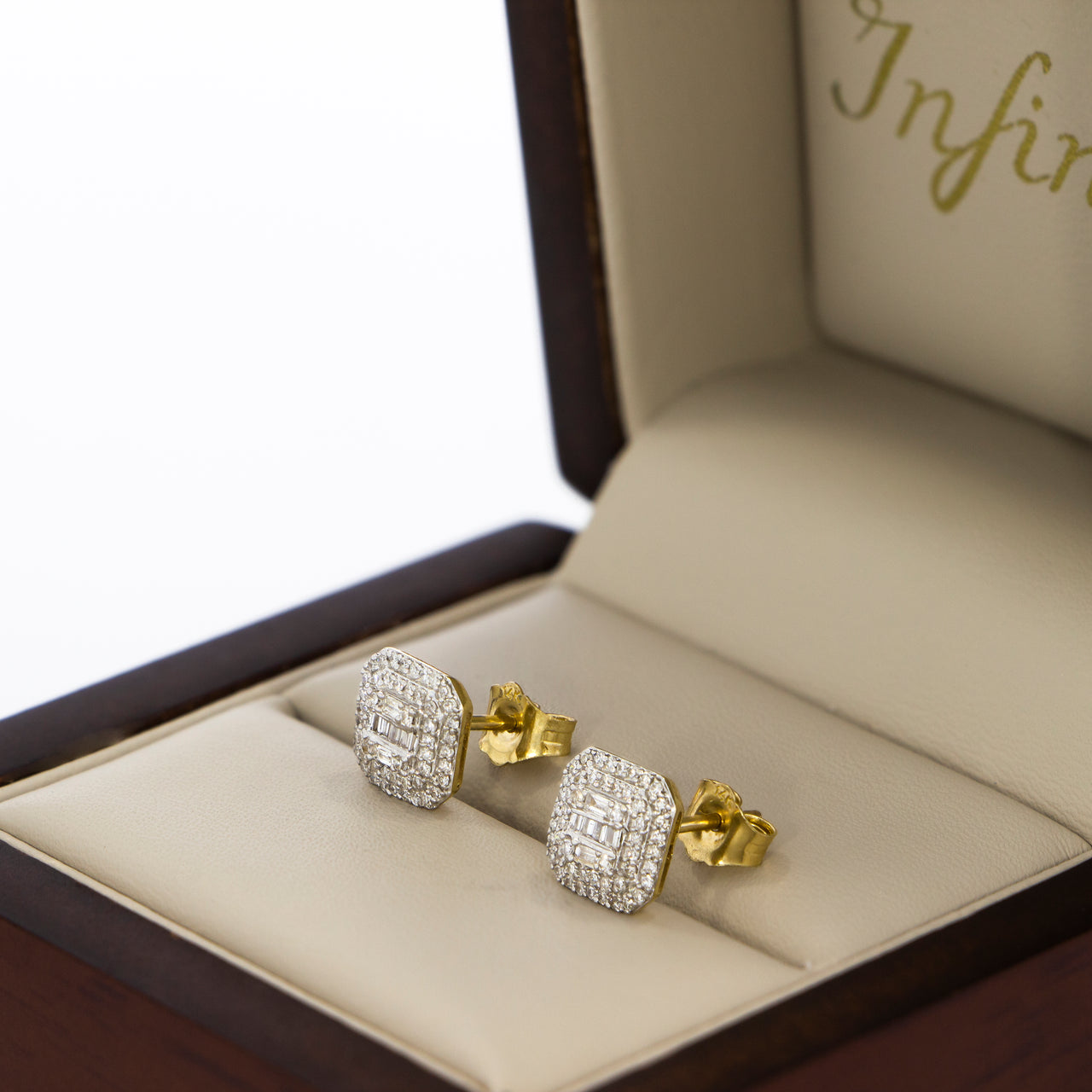 Broquel Oro 14k - Cuadro con Diamantes con un Peso Total de 31 Puntos
