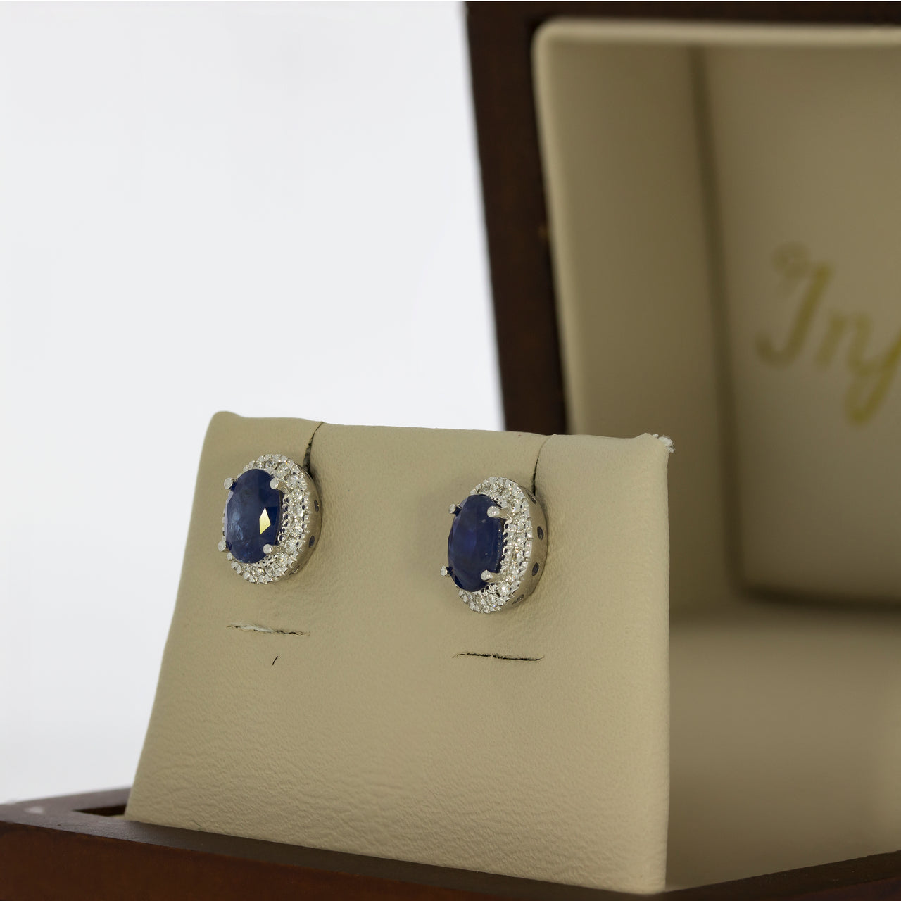 Aretes Oro Blanco 14k - Halo Zafiro 1.2 CT con Diamante Natural de 0.12 CTW