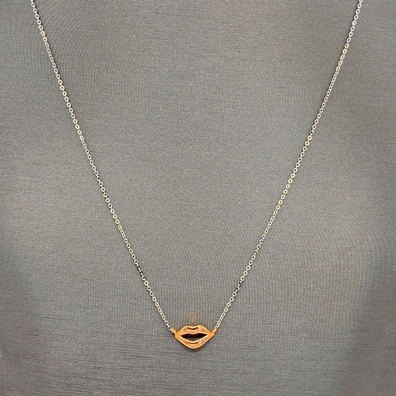 Gargantilla Oro Blanco 10k, con Dije labios Oro Rosa, 47 cm Largo