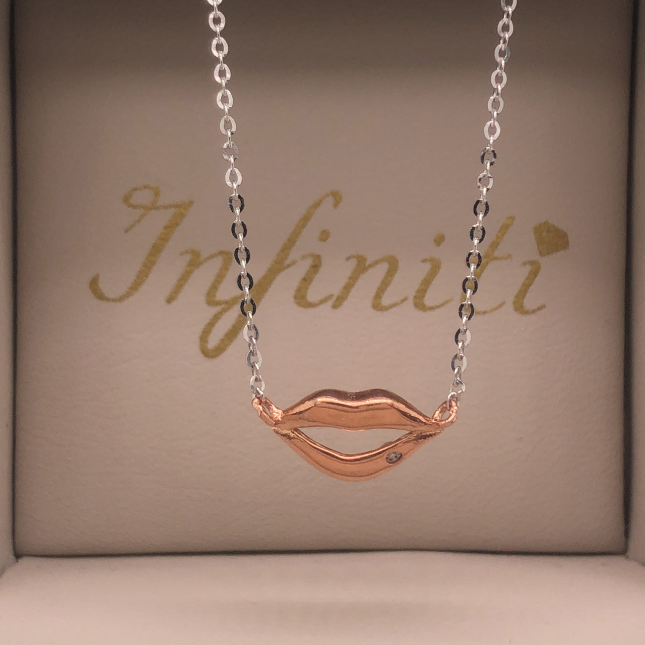 Gargantilla Oro Blanco 10k, con Dije labios Oro Rosa, 47 cm Largo