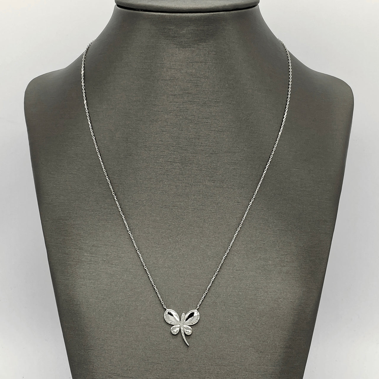 Gargantilla Oro Blanco 10k, con Dije Mariposa de 43 cm Largo