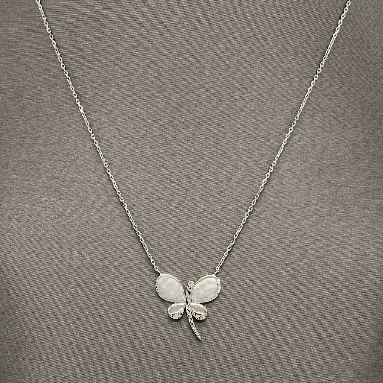 Gargantilla Oro Blanco 10k, con Dije Mariposa de 43 cm Largo