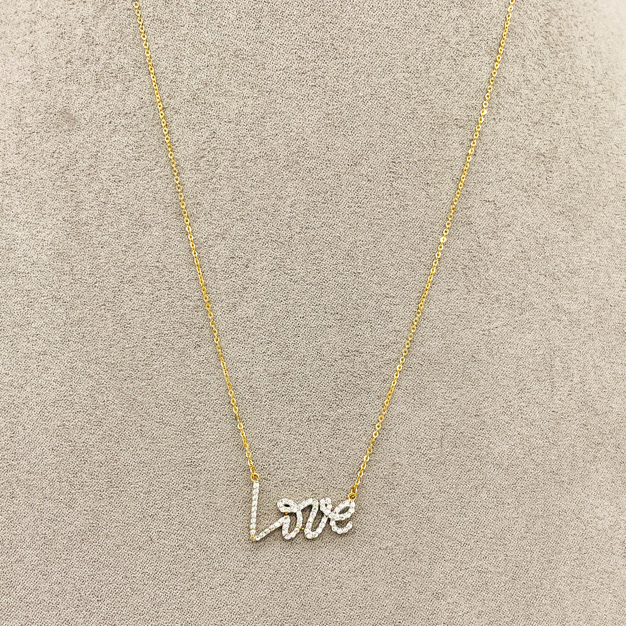 Gargantilla Oro 10k, con Dije LOVE con Zirconias, 45 cm Largo