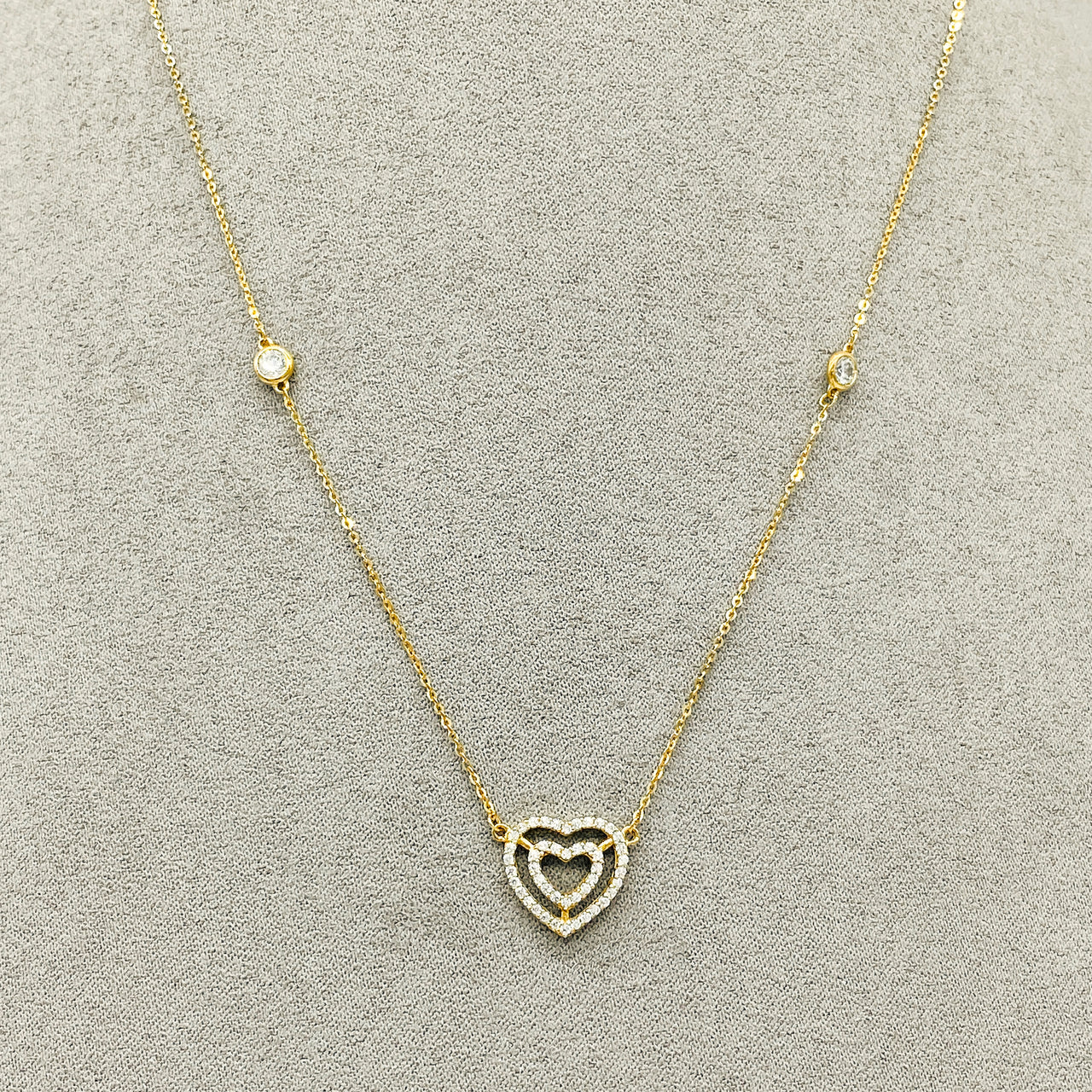 Gargantilla Oro 10k, con Dije Corazón doble con Zirconias, 45 cm Largo