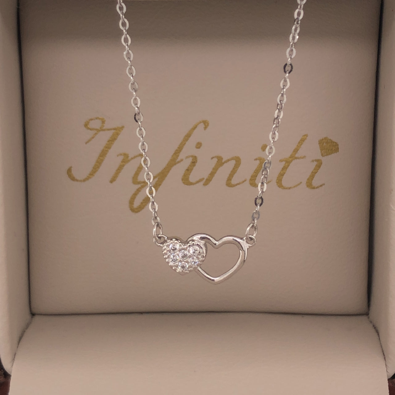 Gargantilla Oro Blanco 10k 45 cm de Largo, con Dije Corazones con Zirconias