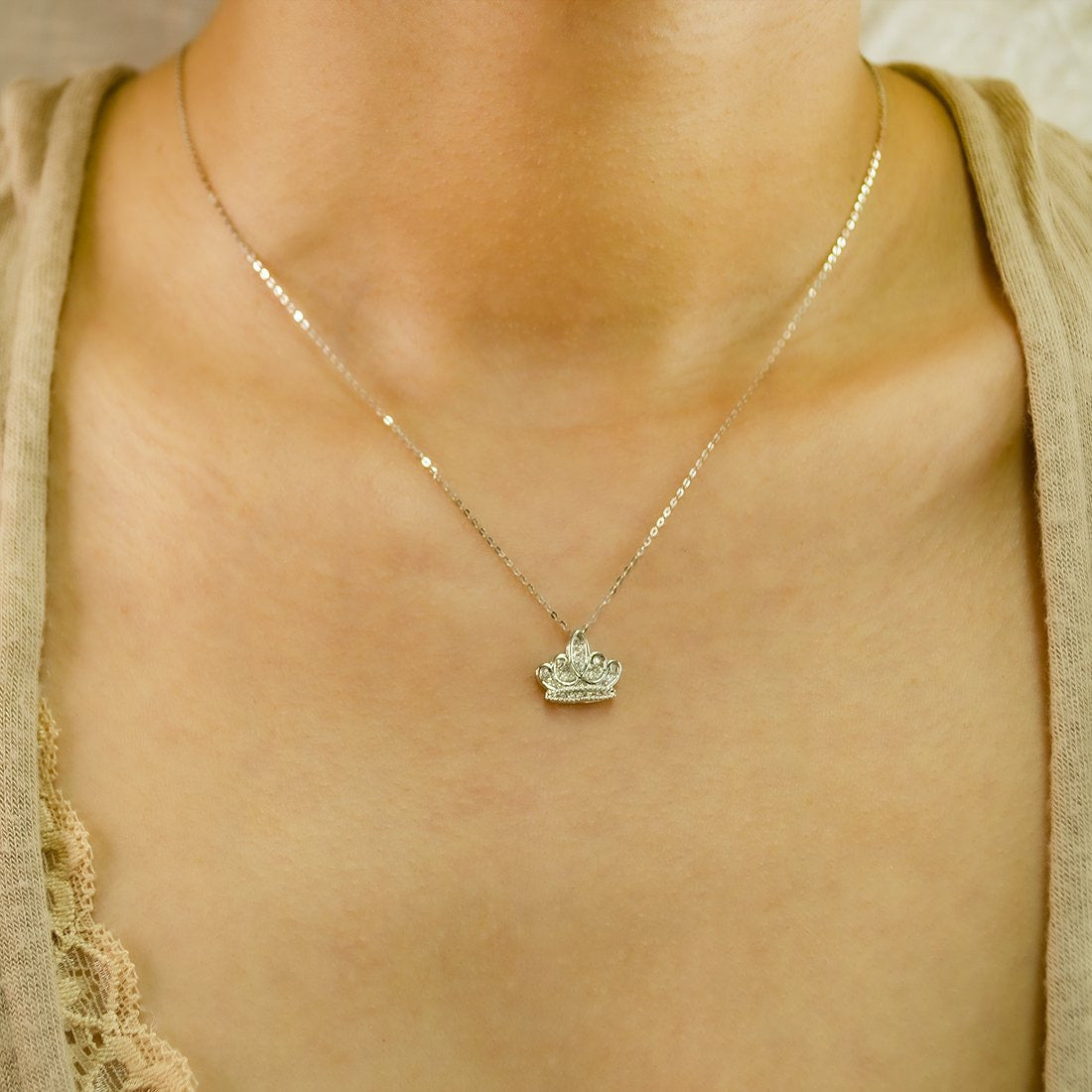 Gargantilla Oro Blanco 10k, Corona con Zirconias, Cadena 45 cm Largo - Infiniti Joyas