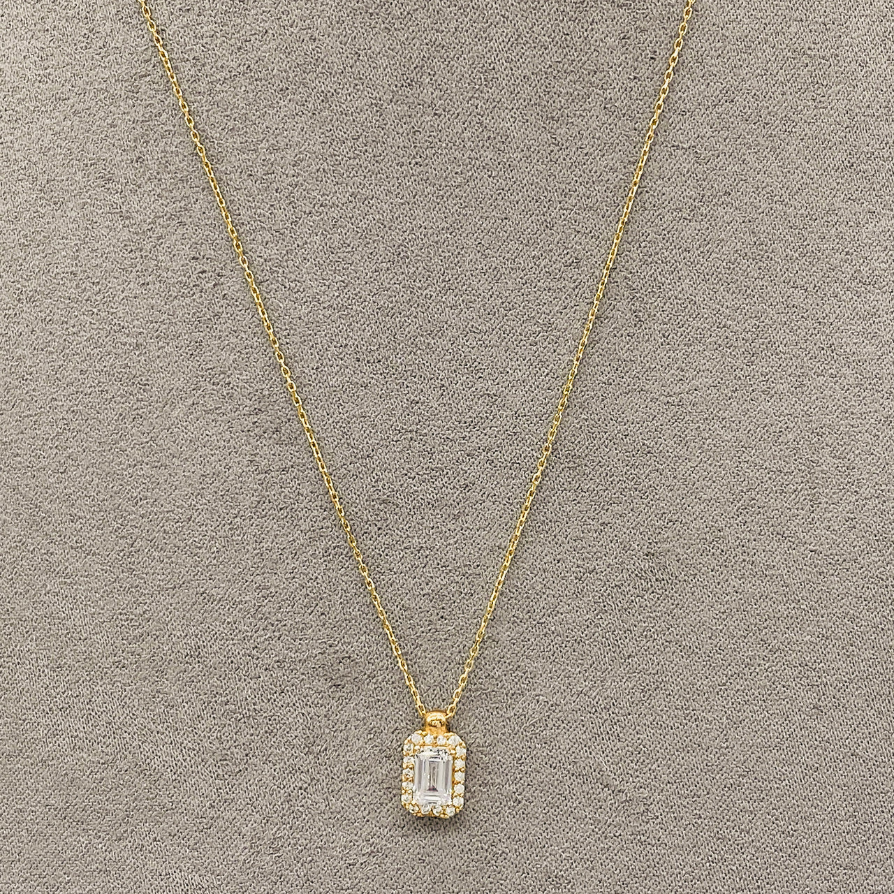 Gargantilla Oro 10k - Corte Esmeralda en Halo con Zirconias