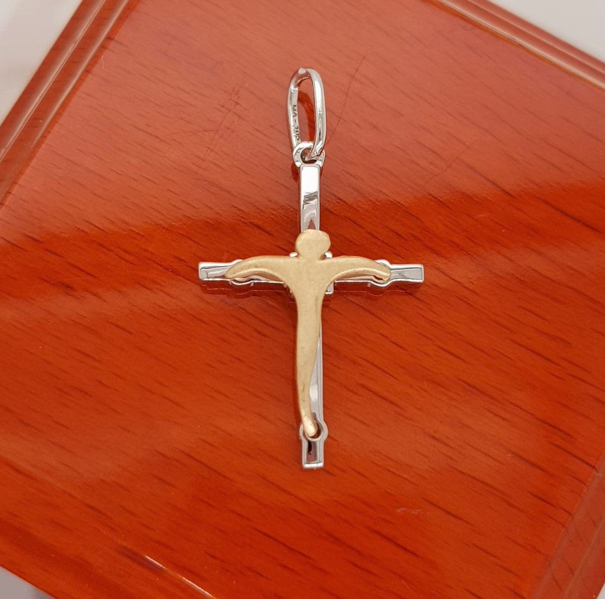 Cruz con Cristo Amarillo - Oro Blanco 14k - Infiniti Joyas