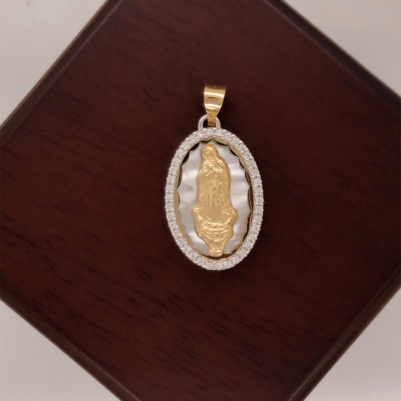Medalla Oro 14k - Virgen con Madre Perla y Zirconias