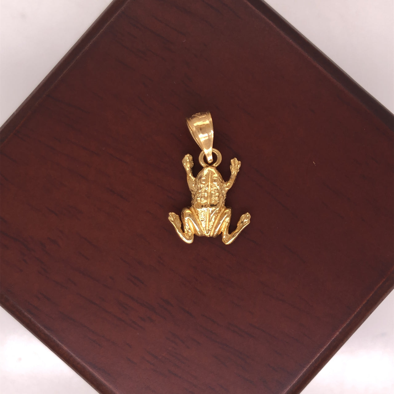 Dije Oro 10k - Rana, 2 cm alto, 1.2 cm Largo