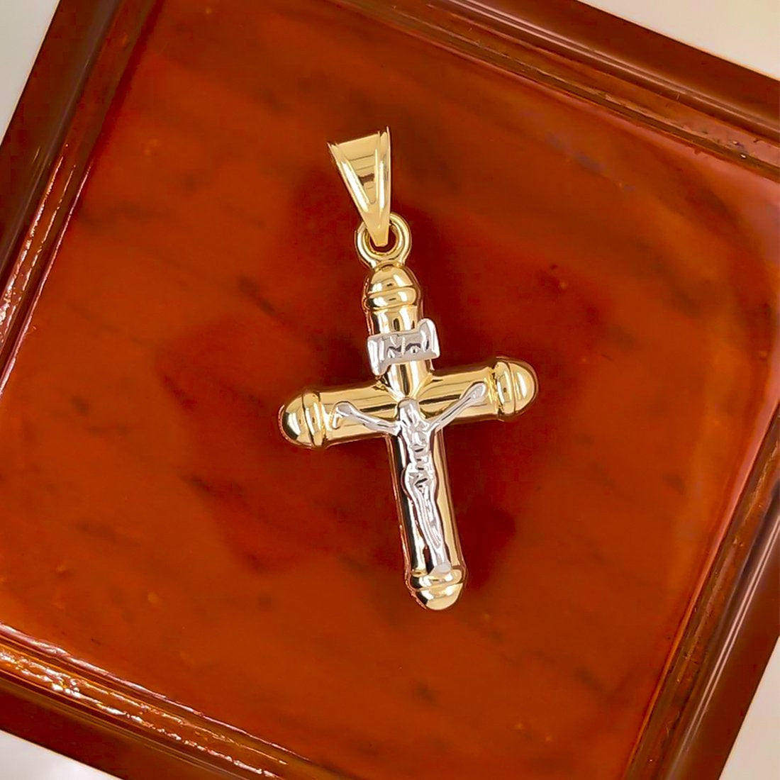 Cruz Oro Amarillo 14k con Cristo Blanco, Alto 3 cm, Ancho 1.7 cm - Infiniti Joyas