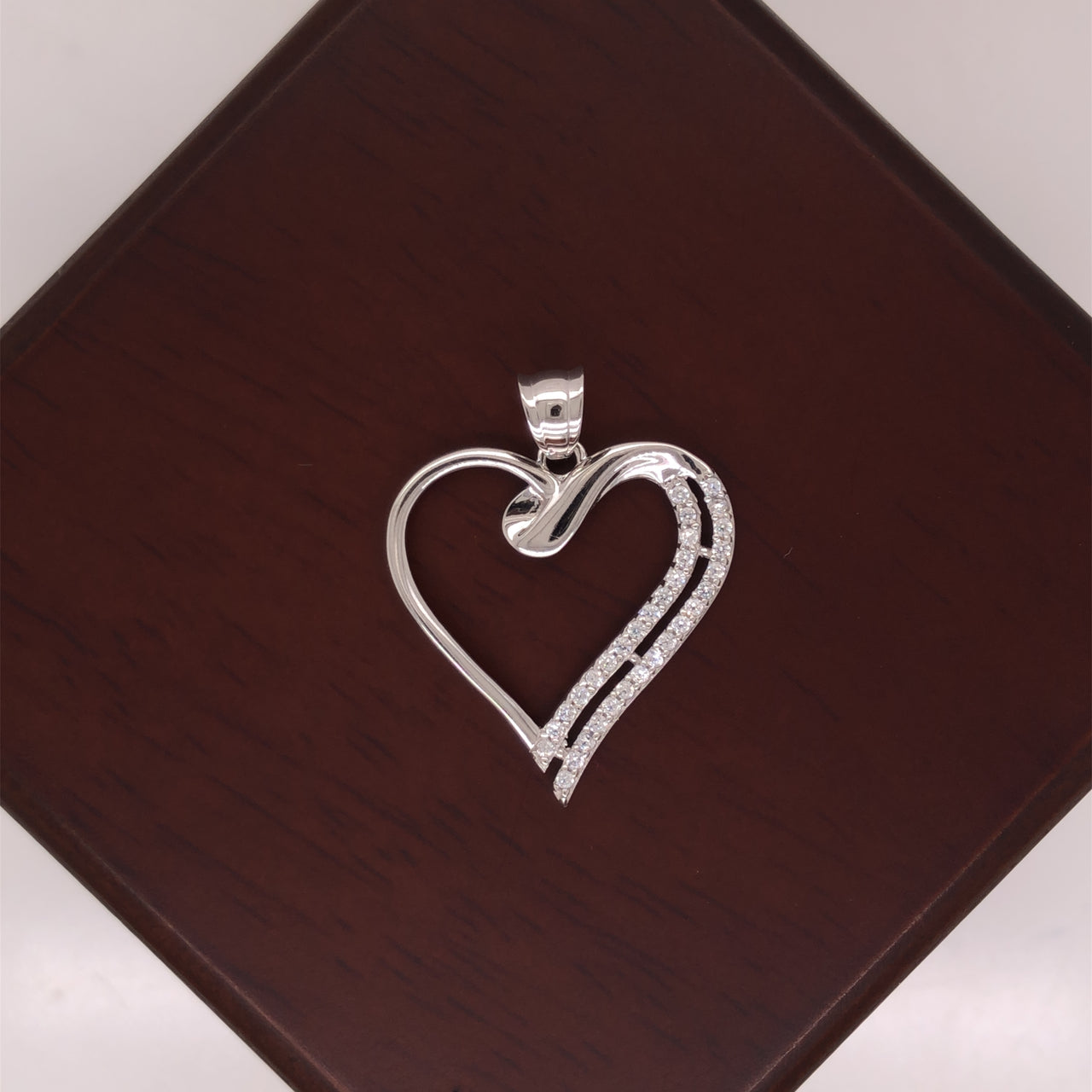 Dije Oro Blanco 10k - Corazón con Zirconias