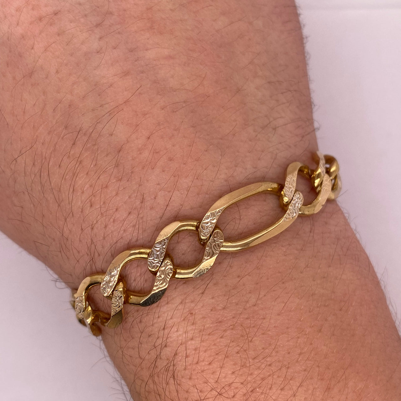 Pulso Cartie Oro 10k, Diamantado 21 cm de Largo, Ancho 12 mm, Oro 10k