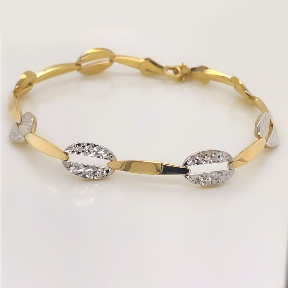 Pulsera Oro 10k, con Eslabón Oval Diamantado y barritas Lisas, Largo 19 cm, Ancho 7 mm, Oro 10k - Infiniti Joyas